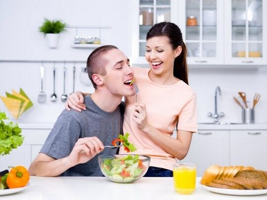 žena kŕmi muža prípravkami na prirodzené zvýšenie potencie