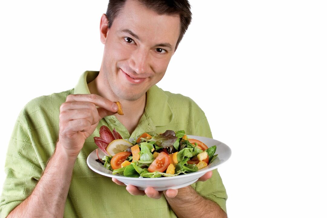 muž jedáva zeleninový šalát kvôli potencii