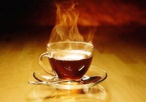 Voňavý nápoj na báze čaju, medu a vodky na posilnenie mužskej sily