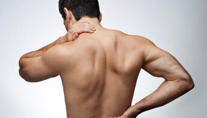 Intervertebrálna hernia sa prejavuje ako bolesť chrbta a prispieva k zhoršeniu potencie